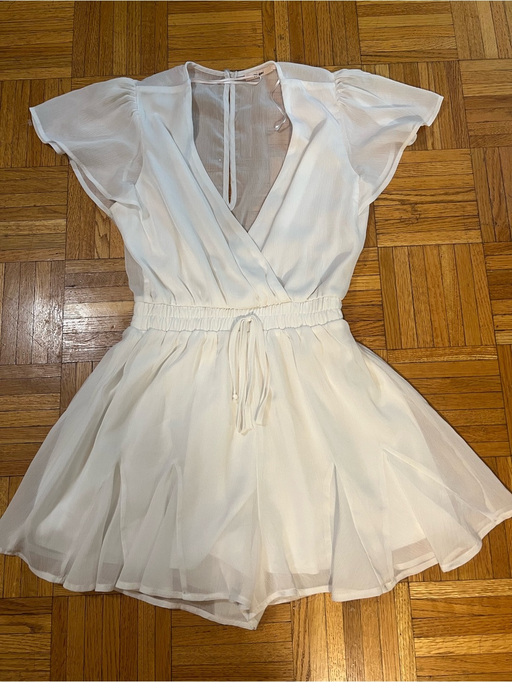 Romantic and sheer miami White V-Neck Short Sleeve Mini Romper size Small